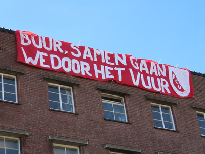 848709 Afbeelding van een spandoek met de tekst 'BUUR, SAMEN GAAN WE DOOR HET VUUR', door FC Utrecht-supporters ...